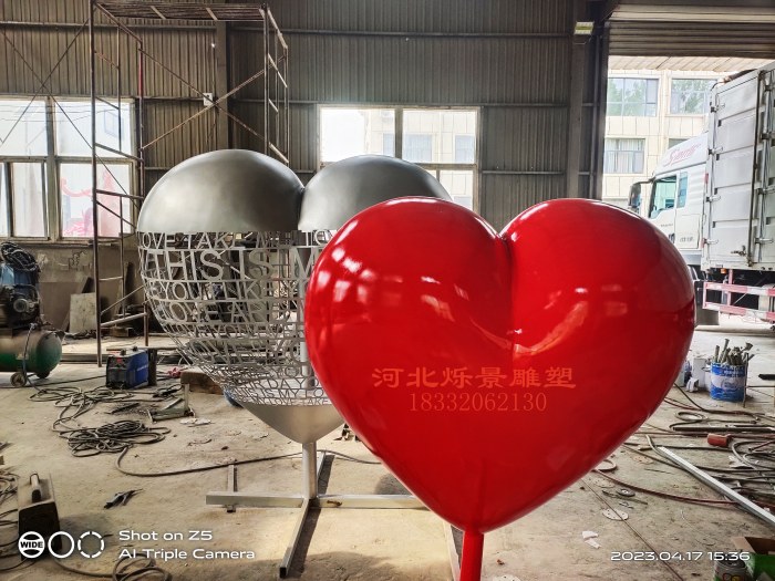 爱心不锈钢雕塑，不锈钢镂空球心形雕塑