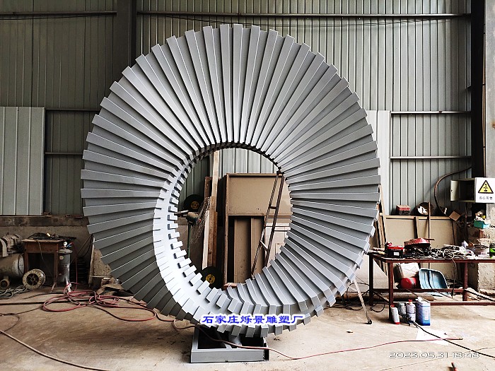 3米不锈钢圆环雕塑图片