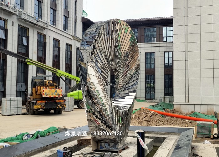 酒店莫比乌斯环雕塑安装案例